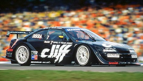 Lenktyninis Opel Calibra bolidas, 1996 metais laimėjęs ITC čempionatą. (Gamintojo nuotrauka)