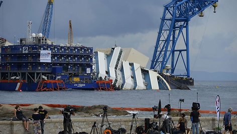 Kruizinio laivo „Costa Concordia“ gelbėjimo operacija prasideda