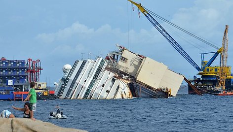 Kruizinio laivo „Costa Concordia“ gelbėjimo operacija prasideda