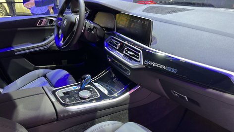 Vandeniliu varomas BMW iX5 Hydrogen Miuncheno IAA parodoje