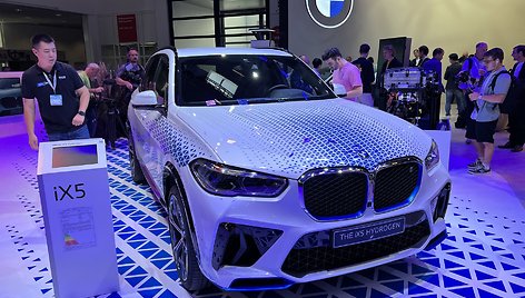 Vandeniliu varomas BMW iX5 Hydrogen Miuncheno IAA parodoje