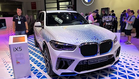 Vandeniliu varomas BMW iX5 Hydrogen Miuncheno IAA parodoje