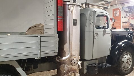 Medienos dujų generatorius prie Volvo sunkvežimio &scaron;ono.
