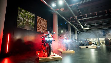 „Ducati“ motociklai:  „Panigale V4 Bagnaia 2022 World Champion Replica“ ir „Panigale V4 Bautista 2022 World Champion“