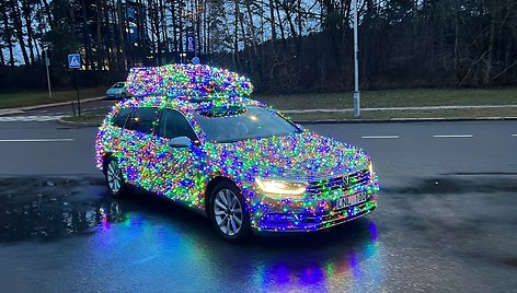 Justino VW Passat, papuoštas 10 000 lempučių