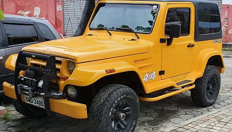 Troller T4 Brazilijoje. Jeep Wrangler įkvėptas visureigis yra sutvertas lėtam slinkimui sudėtingais bekelės ruožais.