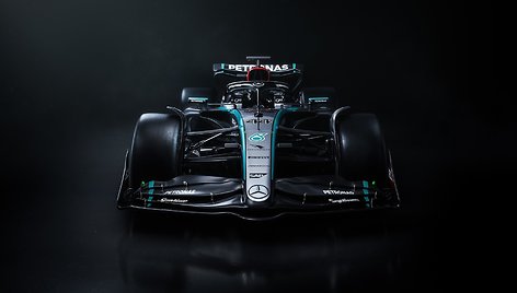 „Mercedes“ pristatė naują F1 bolidą W15