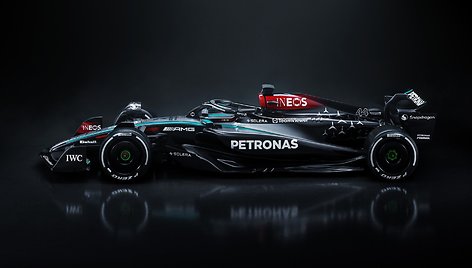 „Mercedes“ pristatė naują F1 bolidą W15