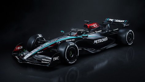 „Mercedes“ pristatė naują F1 bolidą W15