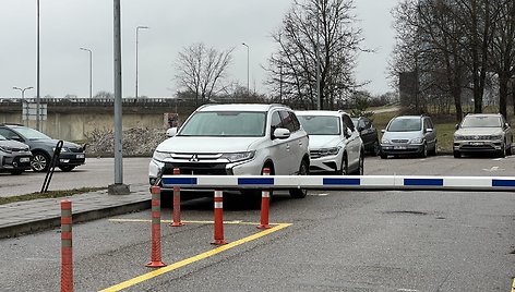 Automobilių statymo aikštelės G.Baravyko gatvėje Vilniuje prie „Forum Palace“