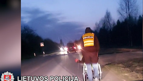 Policija lydėjo neįgalų žmogų, važiavusį vežimėliu