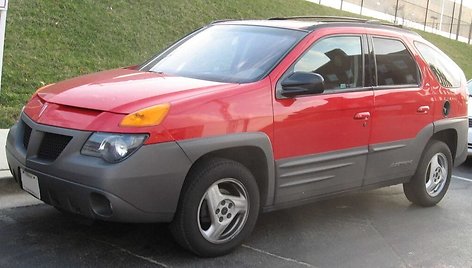 Pontiac Aztek yra visureigis, bet jo formai buvo suteiktas kone kupė siluetas. (IFCAR, Wikimedia)