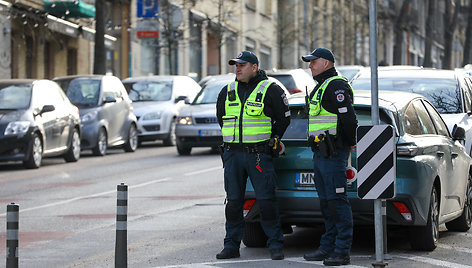 Moterų ralio dalyvės ir policija mokė teisingai pereiti gatvę