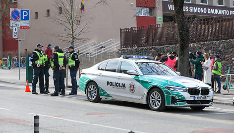 Moterų ralio dalyvės ir policija mokė teisingai pereiti gatvę