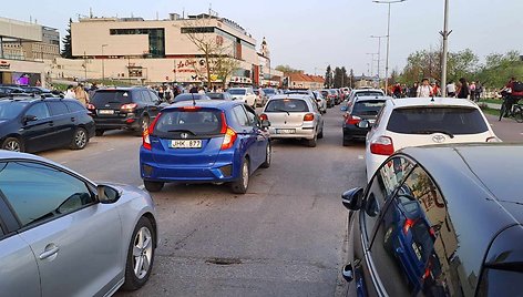 Eismo situacija prie Sakurų sodo Vilniuje, Upės gatvėje