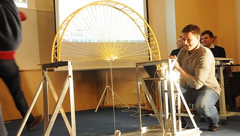 VGTU studentų tiltas i&scaron; makaronų atlaikė 122 kilogramų svorį