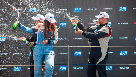 GSR Motorsport komanda 24h series lenktynėse Portimao i&scaron;kovojo 3-ią vietą GT4 klasėje