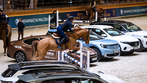 „Metų automobilis 2025 m.“ konkurso dalyviai arklio jėgas skaičiavo „Royal horse resort“