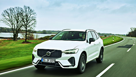 „Volvo XC60“ testas su „Auto Bild“. Išorės pakeitimai labai subtilūs, tad ne iškart krenta į akis. Atnaujintą modelį išduoda kitokio dizaino rūko žibintų forma