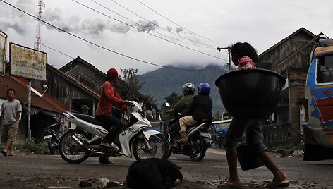 Indonezijoje i&scaron;siveržė Sinabungo ugnikalnis 2014 m. sausio 04 d. 