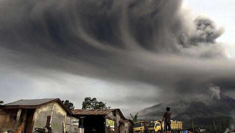 Indonezijoje i&scaron;siveržė Sinabungo ugnikalnis 2014 m. sausio 04 d. 
