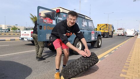 Dakaro automobiliai Džedos uoste i&scaron;krauti i&scaron; kelto, Karolio Rai&scaron;io ir Igno Daunoravičiaus Land Rover