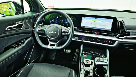 KIA Sportage. Puikią grafiką turintis liečiamasis ekranas yra per toli nuo vairuotojo.