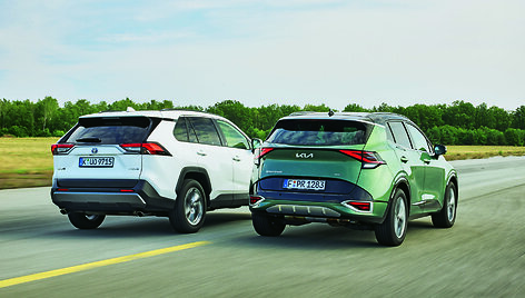 Toyota RAV4 ir KIA Sportage