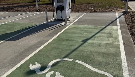 &bdquo;DP Acetate&ldquo; baigė įrengti 4 ABB gamintojo galingiausias elektromobilių įkrovimo stoteles Kaune