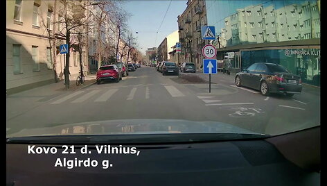 automobiliai-vaziuoja-dviraciu-taku-algirdo-gatve-vilniuje