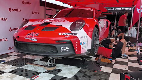 kodel-sustojo-antejos-raudonasis-porsche