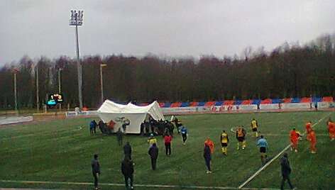 Gargžduose vėtra per futbolo varžybas nupūtė palapinę