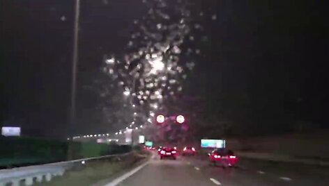 130-kmval-maksimalus-leistinas-greitis-automagistraleje-per-lietu