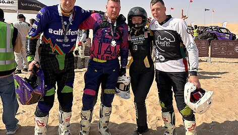&bdquo;Abu Dhabi Baja Challenge&ldquo; : Saulius Klevinskas, Gediminas &Scaron;atkus, Emilija Gelažninkienė, Arūnas Gelažninkas 