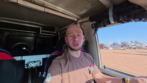 dakaras-2026-ignas-daunoravicius-parode-kokius-prietaisus-organizatoriai-sudejo-i-dakar-classic-automobili