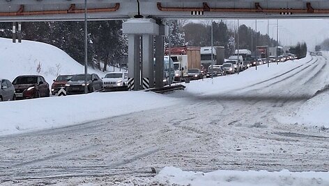 Eismas &Scaron;iauliuose, dėl sniego stoja vilkikai
