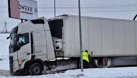 Eismas &Scaron;iauliuose, dėl sniego stoja vilkikai