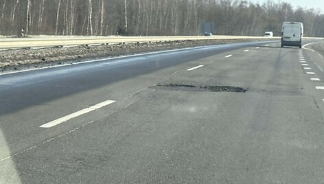 Didžiulės duobės automagistralėje