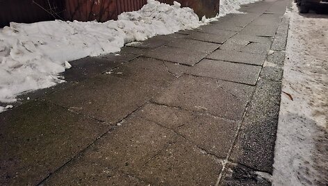 Lijundra &scaron;aligatvius padengė ledu