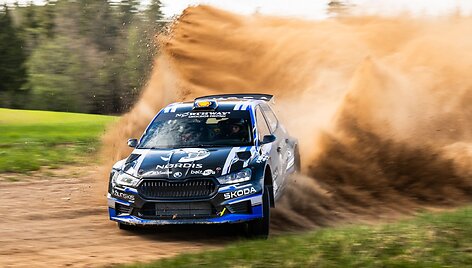 Vaidotas Žala su Ugniumi Vainevičiumi ir naujausios kartos &bdquo;&Scaron;koda Fabia RS Rally2&ldquo; 