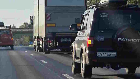 Automobiliai rusi&scaron;kais numeriais prie Kauno