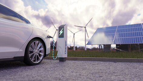 Įkraunamas baltas elektromobilis (Shutterstock nuotr.)