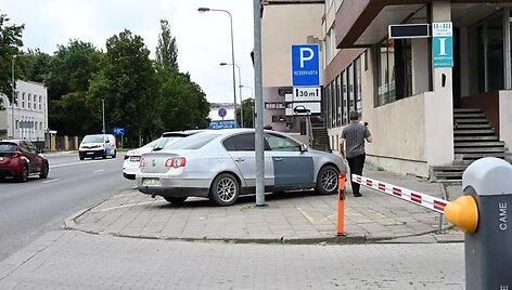 Savivaldybė nustatė, kad kelio ženklas &bdquo;Rezervuota&ldquo; prie pastato Minijos g. 2 įrengtas neteisėtai. 