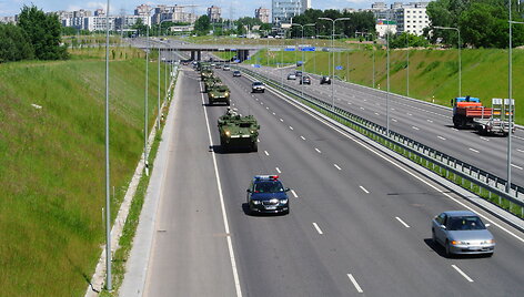 NATO &scaron;arvuočiai &bdquo;Stryker&ldquo; Vilniaus vakariniame aplinkkelyje