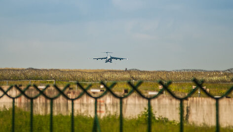 JAV karinis lėktuvas &bdquo;Lockheed C-5 Galaxy&ldquo; atgabeno karinę techniką į tarptautines pratybas &bdquo;Kardo kirtis 2014&ldquo;
