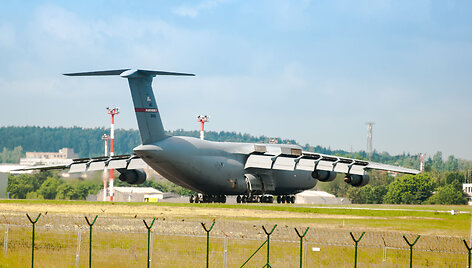 JAV karinis lėktuvas &bdquo;Lockheed C-5 Galaxy&ldquo; atgabeno karinę techniką į tarptautines pratybas &bdquo;Kardo kirtis 2014&ldquo;