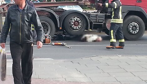 Klaipėdoje po sunkvežimio ratais žuvo dviratininkas