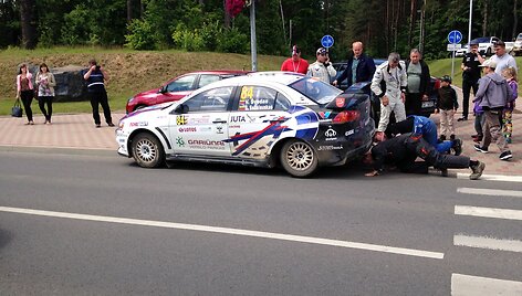 WRC etapas Lietuvoje: Vytautas &Scaron;vedas nusilaužė ratą. Andriaus K. nuotr.