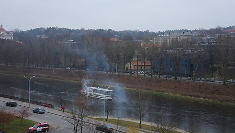 Laivo gelbėjimo pratybos Neryje, Vilniaus centre