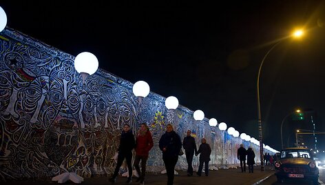 Meno projektas &bdquo;Lichtgrenze 2014&ldquo; (&bdquo;&Scaron;viesos siena 2014&ldquo;): Berlyną nu&scaron;vietė 8000 baltų &scaron;viestuvų